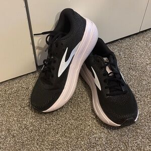 Brooks Ghost Max 2 (women’s size 7.5) 🩷🖤